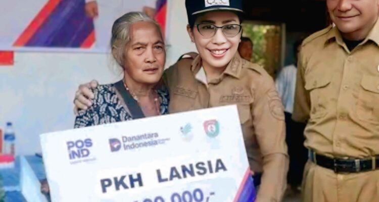 Bupati SBD, Ratu Ngadu Bonu Wulla, saat menyerahkan Bantuan Sosial Triwulan II, Tahun 2025 kepada masyarakat Desa Watu Kawula (Suarajarmas.id)