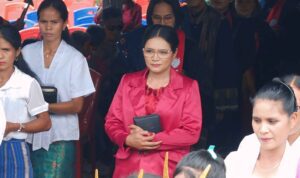 1000429016_11zon Vicaris Margaretha Peda Daindo, S.Th., yang ditahbiskan menjadi Pendeta oleh BPMS GKS bersama puluhan pendeta-pendeta GKS (Dial/Suarajarmas.id)
