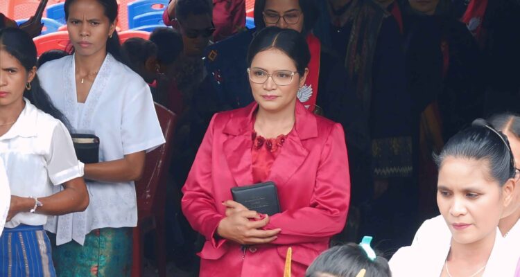 Vicaris Margaretha Peda Daindo, S.Th., yang ditahbiskan menjadi Pendeta oleh BPMS GKS bersama puluhan pendeta-pendeta GKS (Dial/Suarajarmas.id)