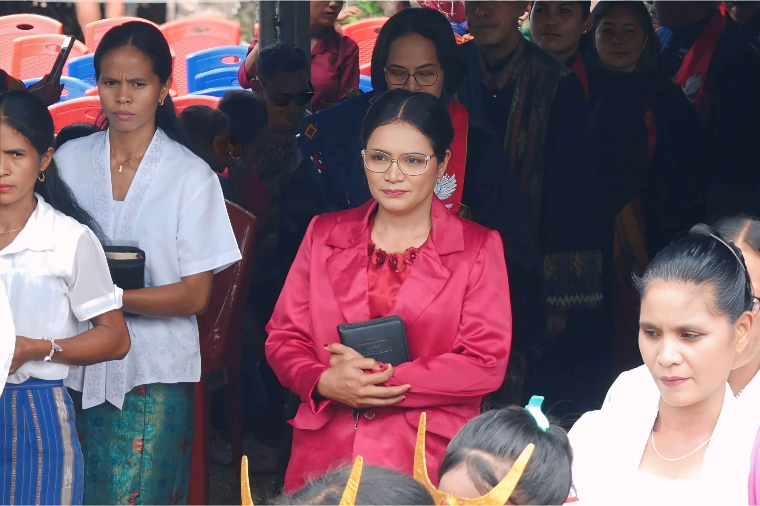 Vicaris Margaretha Peda Daindo, S.Th., yang ditahbiskan menjadi Pendeta oleh BPMS GKS bersama puluhan pendeta-pendeta GKS (Dial/Suarajarmas.id)