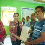 Bupati Sumba Barat Daya (SBD), Ratu Ngadu Bonu Wulla, hadir dan menyerahkan secara langsung sertifikat Konsolidasi Tanah Tahun 2025.