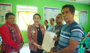 Bupati Sumba Barat Daya (SBD), Ratu Ngadu Bonu Wulla, hadir dan menyerahkan secara langsung sertifikat Konsolidasi Tanah Tahun 2025.