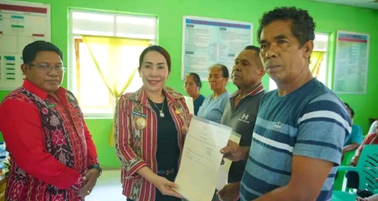 Bupati Sumba Barat Daya (SBD), Ratu Ngadu Bonu Wulla, hadir dan menyerahkan secara langsung sertifikat Konsolidasi Tanah Tahun 2025.