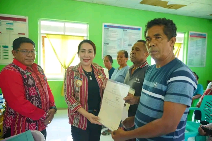 Bupati Sumba Barat Daya (SBD), Ratu Ngadu Bonu Wulla, hadir dan menyerahkan secara langsung sertifikat Konsolidasi Tanah Tahun 2025.