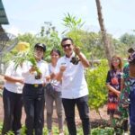 Bupati dan Wakil Bupati SBD, Ratu Ngadu Bonu Wulla dan Dominikus Alphawan Rangga Kaka, saat kunjungan ke UPP JOKOMIT Kelurahan Langgalero (Suarajarmas.id)