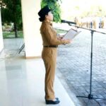 Bupati SBD, Ratu Ngadu Bonu Wulla, saat pimpin Apel Gabungan di halaman Kantor Bupati (Suarajarmas.id)