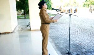 Bupati SBD, Ratu Ngadu Bonu Wulla, saat pimpin Apel Gabungan di halaman Kantor Bupati (Suarajarmas.id)