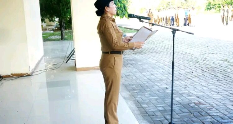 Bupati SBD, Ratu Ngadu Bonu Wulla, saat pimpin Apel Gabungan di halaman Kantor Bupati (Suarajarmas.id)