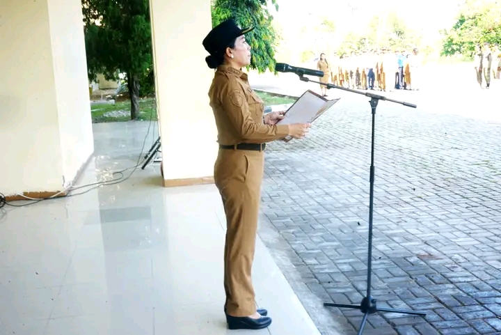 Bupati SBD, Ratu Ngadu Bonu Wulla, saat pimpin Apel Gabungan di halaman Kantor Bupati (Suarajarmas.id)