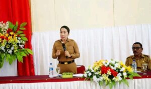 Bupati SBD, Ratu Ngadu Bonu Wulla, saat memberikan sambutan dalam acara penyerahan bantuan modal usaha bagi wirausaha muda pemula (Suarajarmas.id)