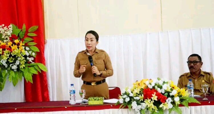 Bupati SBD, Ratu Ngadu Bonu Wulla, saat memberikan sambutan dalam acara penyerahan bantuan modal usaha bagi wirausaha muda pemula (Suarajarmas.id)