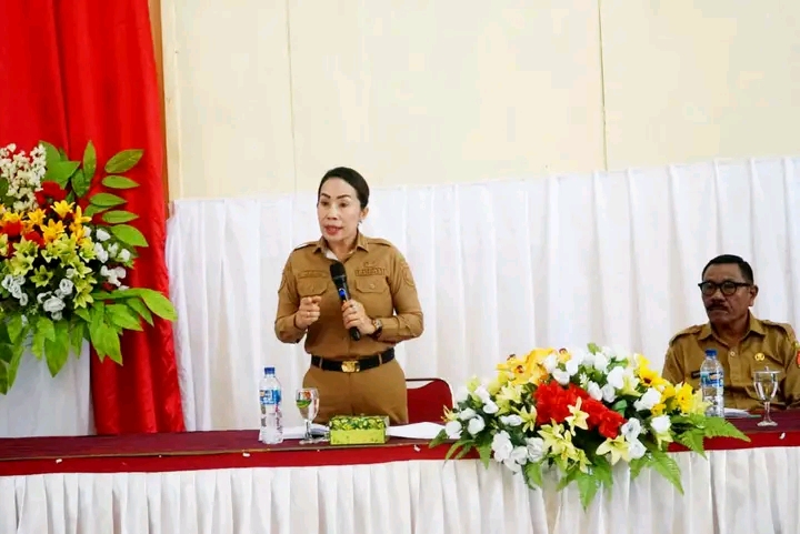 Bupati SBD, Ratu Ngadu Bonu Wulla, saat memberikan sambutan dalam acara penyerahan bantuan modal usaha bagi wirausaha muda pemula (Suarajarmas.id)