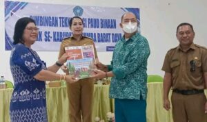 Bupati SBD, Ratu Ngadu Bonu Wulla, hadir sekaligus membuka secara resmi Bimtek PAUD Binaan Program Kerja TP-PKK Kabupaten SBD (Suarajarmas.id)