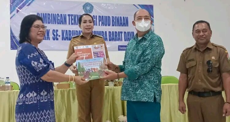 Bupati SBD, Ratu Ngadu Bonu Wulla, hadir sekaligus membuka secara resmi Bimtek PAUD Binaan Program Kerja TP-PKK Kabupaten SBD (Suarajarmas.id)