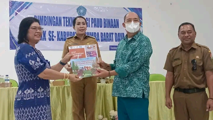 Bupati SBD, Ratu Ngadu Bonu Wulla, hadir sekaligus membuka secara resmi Bimtek PAUD Binaan Program Kerja TP-PKK Kabupaten SBD (Suarajarmas.id)
