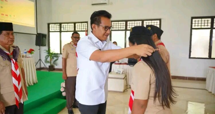 Wakil Bupati SBD, Dominikus Alphawan Rangga Kaka, hadiri sekaligus membuka dengan resmi KOS Pembina Pramuka SBD (Suarajarmas.id)