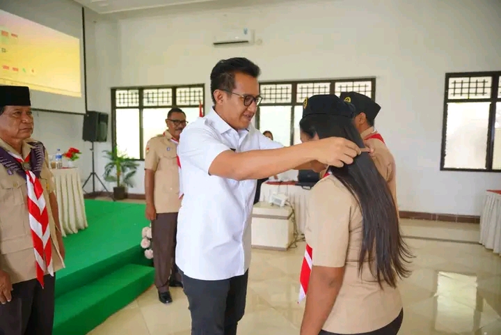 Wakil Bupati SBD, Dominikus Alphawan Rangga Kaka, hadiri sekaligus membuka dengan resmi KOS Pembina Pramuka SBD (Suarajarmas.id)