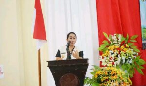 Bupati SBD, Ratu Ngadu Bonu Wulla, saat beri sambutan sebelum melepas kontingen Persada FC untuk berlaga di El Tari Memorial Cup (Suarajarmas.id)