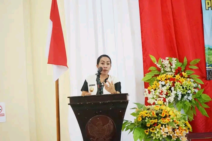 Bupati SBD, Ratu Ngadu Bonu Wulla, saat beri sambutan sebelum melepas kontingen Persada FC untuk berlaga di El Tari Memorial Cup (Suarajarmas.id)