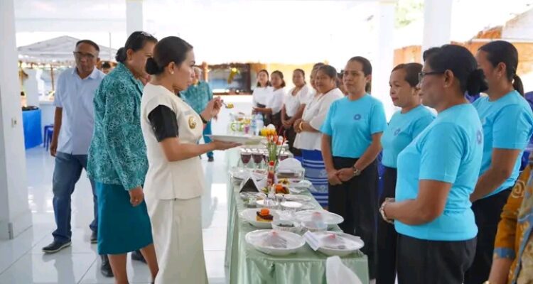 Bupati SBD, Ratu Ngadu Bonu Wulla, hadir sekaligus membuka Lomba Cipta Menu Beragam, Bergizi, Seimbang, dan Aman (B2SA) di Hall Roo Lua Resto (Suarajarmas.id)