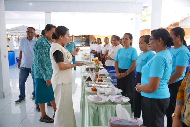Bupati SBD, Ratu Ngadu Bonu Wulla, hadir sekaligus membuka Lomba Cipta Menu Beragam, Bergizi, Seimbang, dan Aman (B2SA) di Hall Roo Lua Resto (Suarajarmas.id)