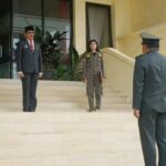 Sekda SBD, Edmundus Nobertus Nau, saat pimpin upacara peringatan Hari Pahlawan 2025 (Suarajarmas.id)