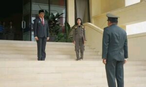 Sekda SBD, Edmundus Nobertus Nau, saat pimpin upacara peringatan Hari Pahlawan 2025 (Suarajarmas.id)