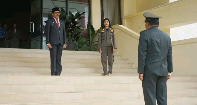 Sekda SBD, Edmundus Nobertus Nau, saat pimpin upacara peringatan Hari Pahlawan 2025 (Suarajarmas.id)