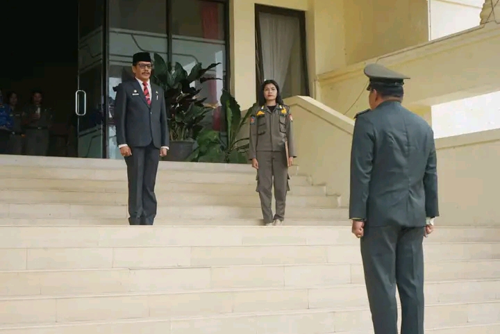 Sekda SBD, Edmundus Nobertus Nau, saat pimpin upacara peringatan Hari Pahlawan 2025 (Suarajarmas.id)