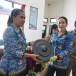 Bupati SBD, Ratu Ngadu Bonu Wulla, secara langsung menyerahkan bantuan alat musik tradisional kepada 9 sekolah (Suarajarmas.id)