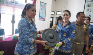 Bupati SBD, Ratu Ngadu Bonu Wulla, secara langsung menyerahkan bantuan alat musik tradisional kepada 9 sekolah (Suarajarmas.id)