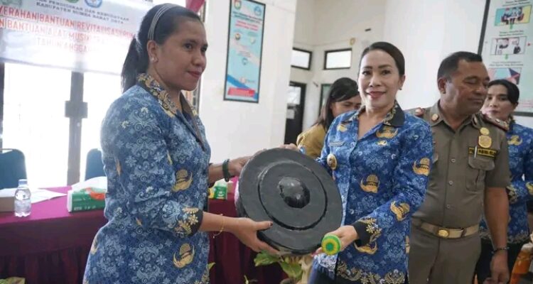 Bupati SBD, Ratu Ngadu Bonu Wulla, secara langsung menyerahkan bantuan alat musik tradisional kepada 9 sekolah (Suarajarmas.id)