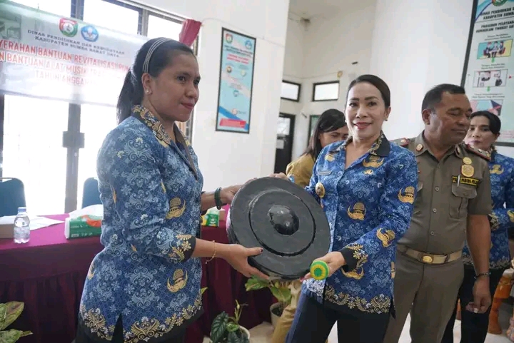 Bupati SBD, Ratu Ngadu Bonu Wulla, secara langsung menyerahkan bantuan alat musik tradisional kepada 9 sekolah (Suarajarmas.id)