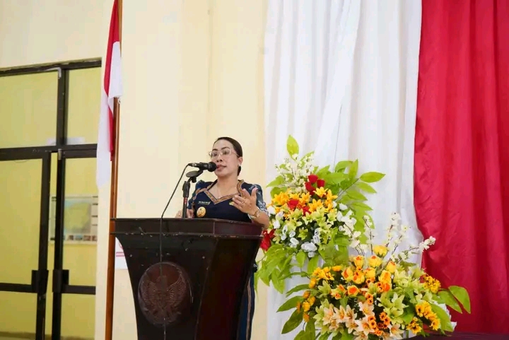 Bupati SBD, Ratu Ngadu Bonu Wulla, saat memberikan sambutan dalam Rakor Intensif terkait percepatan dan evaluasi Program MBG (Suarajarmas.id)