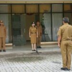 Bupati SBD, Ratu Ngadu Bonnu Wulla, didampingi Wakil Bupati SBD, Dominikus Alpawan Rangga Kaka, saat pimpin apel gabungan (Suarajarmas.id)