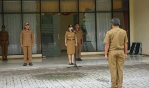 Bupati SBD, Ratu Ngadu Bonnu Wulla, didampingi Wakil Bupati SBD, Dominikus Alpawan Rangga Kaka, saat pimpin apel gabungan (Suarajarmas.id)