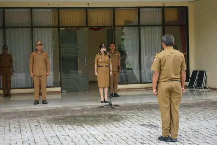 Bupati SBD, Ratu Ngadu Bonnu Wulla, didampingi Wakil Bupati SBD, Dominikus Alpawan Rangga Kaka, saat pimpin apel gabungan (Suarajarmas.id)