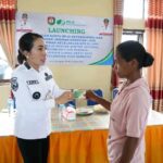 Bupati SBD, Ratu Ngadu Bonu Wulla, secara simbolis menyerahkan kartu kepesertaan BPJS Ketenagakerjaan salah satu peserta di Kantor Kecamatan Kodi Bangedo (Suarajarmas.id)