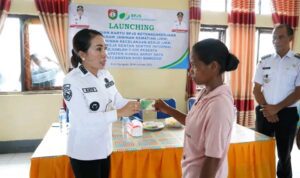 Bupati SBD, Ratu Ngadu Bonu Wulla, secara simbolis menyerahkan kartu kepesertaan BPJS Ketenagakerjaan salah satu peserta di Kantor Kecamatan Kodi Bangedo (Suarajarmas.id)