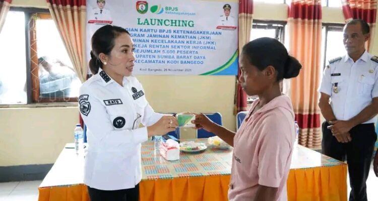 Bupati SBD, Ratu Ngadu Bonu Wulla, secara simbolis menyerahkan kartu kepesertaan BPJS Ketenagakerjaan salah satu peserta di Kantor Kecamatan Kodi Bangedo (Suarajarmas.id)