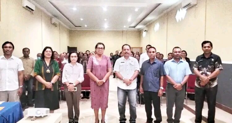 Asisten Administrasi Umum, Enos Eka Dede, mewakili Wakil Bupati SBD, Dominikus Alphawa Rangga Kaka, hadiri diseminasi akhir Proyek PAUD Holistik Integratif (Suarajarmas.id)