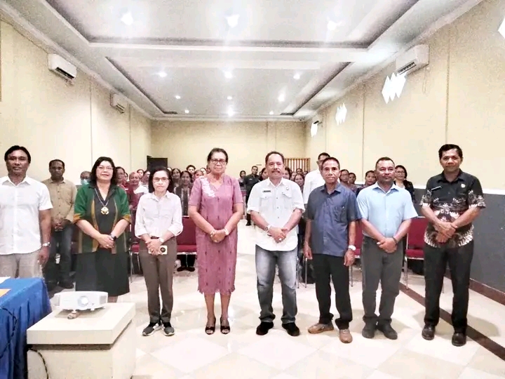 Asisten Administrasi Umum, Enos Eka Dede, mewakili Wakil Bupati SBD, Dominikus Alphawa Rangga Kaka, hadiri diseminasi akhir Proyek PAUD Holistik Integratif (Suarajarmas.id)