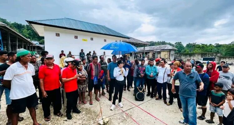 Bupati SBD, Ratu Ngadu Bonu Wulla, pimpin langsung monitoring untuk memperkuat penataan Pasar Waimangura (Suarajarmas.id)