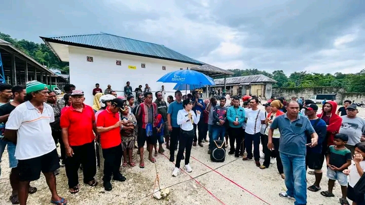 Bupati SBD, Ratu Ngadu Bonu Wulla, pimpin langsung monitoring untuk memperkuat penataan Pasar Waimangura (Suarajarmas.id)