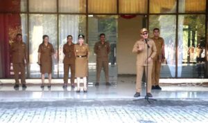 Wakil Bupati SBD, Dominikus Alphawan Rangga Kaka, saat pimpin apel gabungan, dan dihadiri Bupati SBD, Ratu Ngadu Bonu Wulla (Suarajarmas.id)