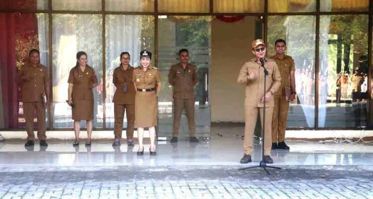 Wakil Bupati SBD, Dominikus Alphawan Rangga Kaka, saat pimpin apel gabungan, dan dihadiri Bupati SBD, Ratu Ngadu Bonu Wulla (Suarajarmas.id)