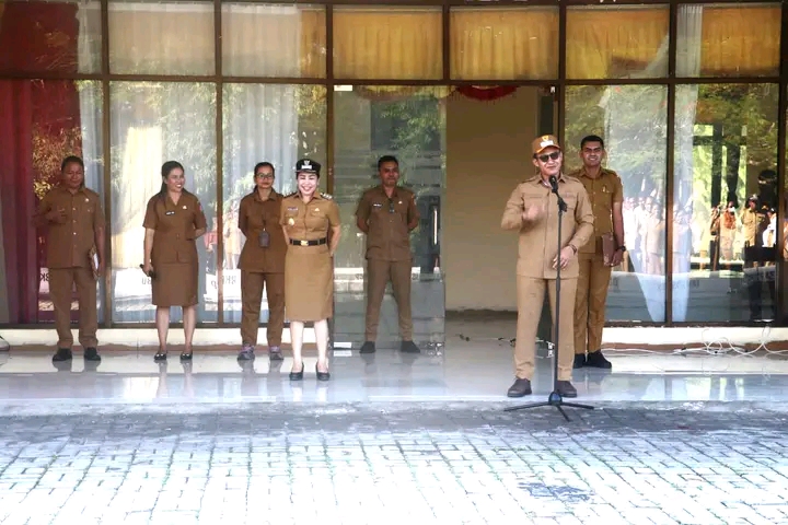 Wakil Bupati SBD, Dominikus Alphawan Rangga Kaka, saat pimpin apel gabungan, dan dihadiri Bupati SBD, Ratu Ngadu Bonu Wulla (Suarajarmas.id)