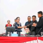 Bupati SBD, Ratu Ngadu Bonu Wulla, saat menyerahkan Nota Pengantar Ranperda APBD di Rapat Paripurna DPRD SBD (Suarajarmas.id)