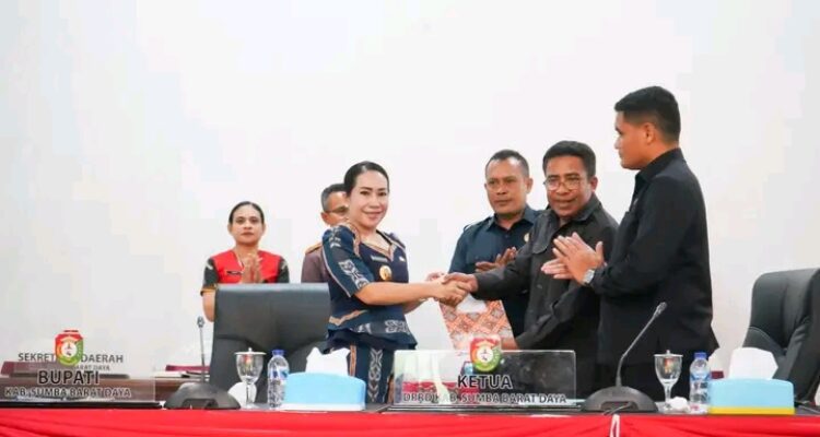 Bupati SBD, Ratu Ngadu Bonu Wulla, saat menyerahkan Nota Pengantar Ranperda APBD di Rapat Paripurna DPRD SBD (Suarajarmas.id)