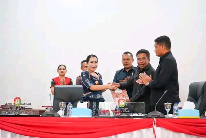 Bupati SBD, Ratu Ngadu Bonu Wulla, saat menyerahkan Nota Pengantar Ranperda APBD di Rapat Paripurna DPRD SBD (Suarajarmas.id)